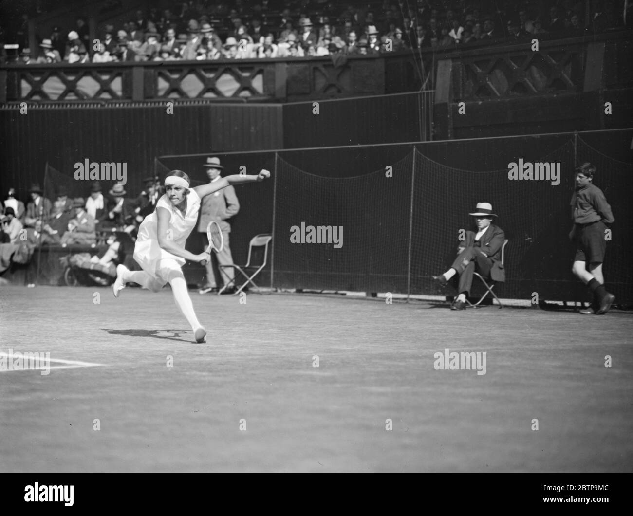 Tennis in erba a Wimbledon . Miss Fry in gioco . 30 giugno 1927 Foto Stock