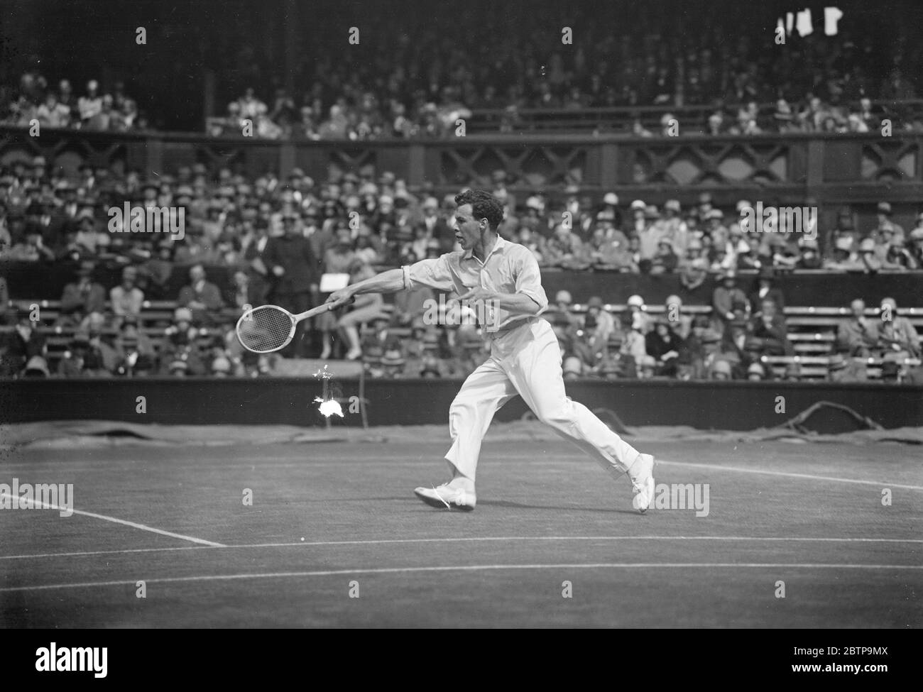 Tennis in prato a Wimbledon . J C Gregory ( Gran Bretagna ) in Gioca 24 Giugno 1927 Foto Stock