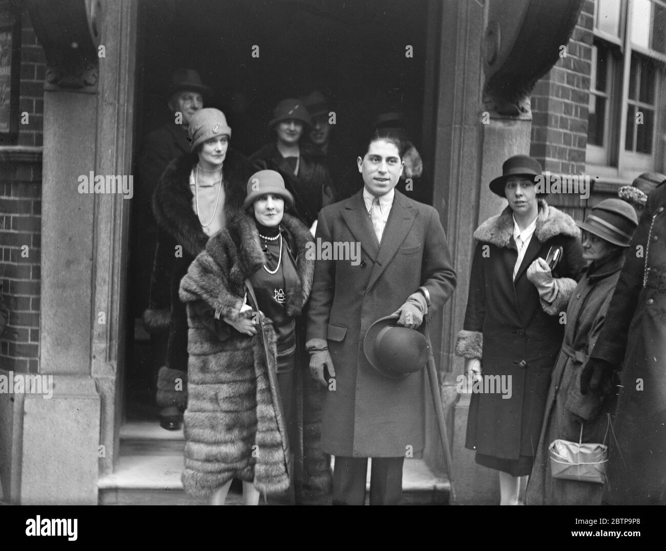 Matrimonio . Lady Sholto Douglas e il conte Fernand Bertier de Sauvigny sono stati sposati presso l'ufficio del Registro di Princess Row . 30 novembre 1926 Foto Stock