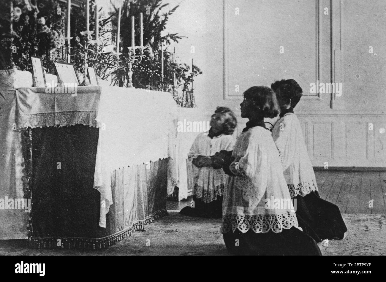 Devozione . Tre dei figli dell' ex imperatrice d' Austria, pregando nella cappella privata della loro casa spagnola, la villa Lequeitio, nella provincia di Vizcaya. 10 gennaio 1927 Foto Stock