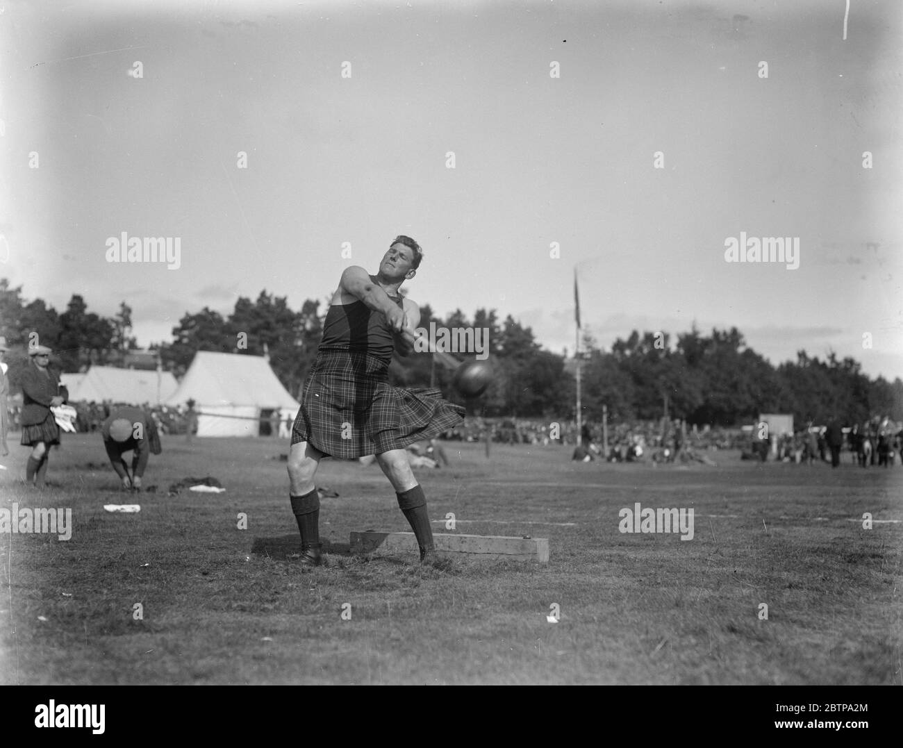 Giochi di Aboyne Highland . J Maitland , vincitore del lancio del martello . 9 settembre 1926 Foto Stock