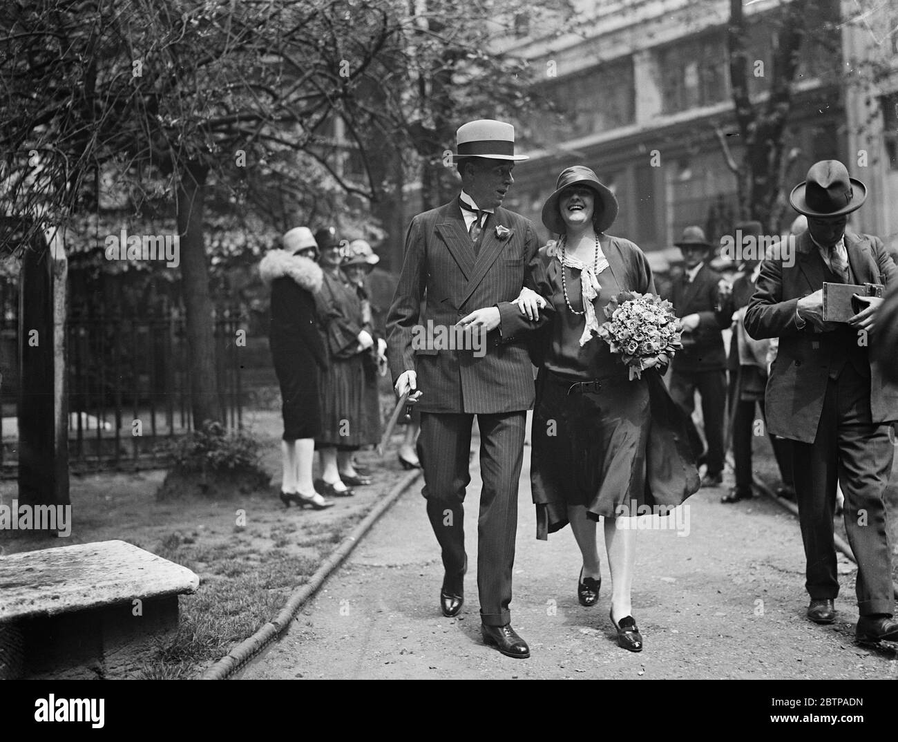 Autore americano Weds . Il sig. Sinclair Lewis e la sig.ra D Thompson lasciano la Cappella dei Savoia dopo il loro matrimonio. Maggio 1928 Foto Stock