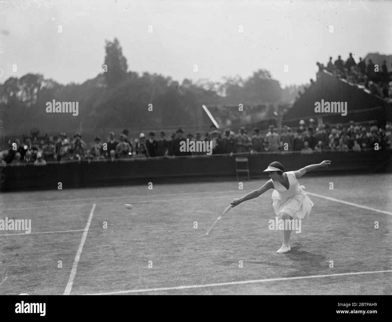 Tennis a Wimbledon . La signora Aussem in gioco contro la signora C Tyrrell . 25 giugno 1929 Foto Stock