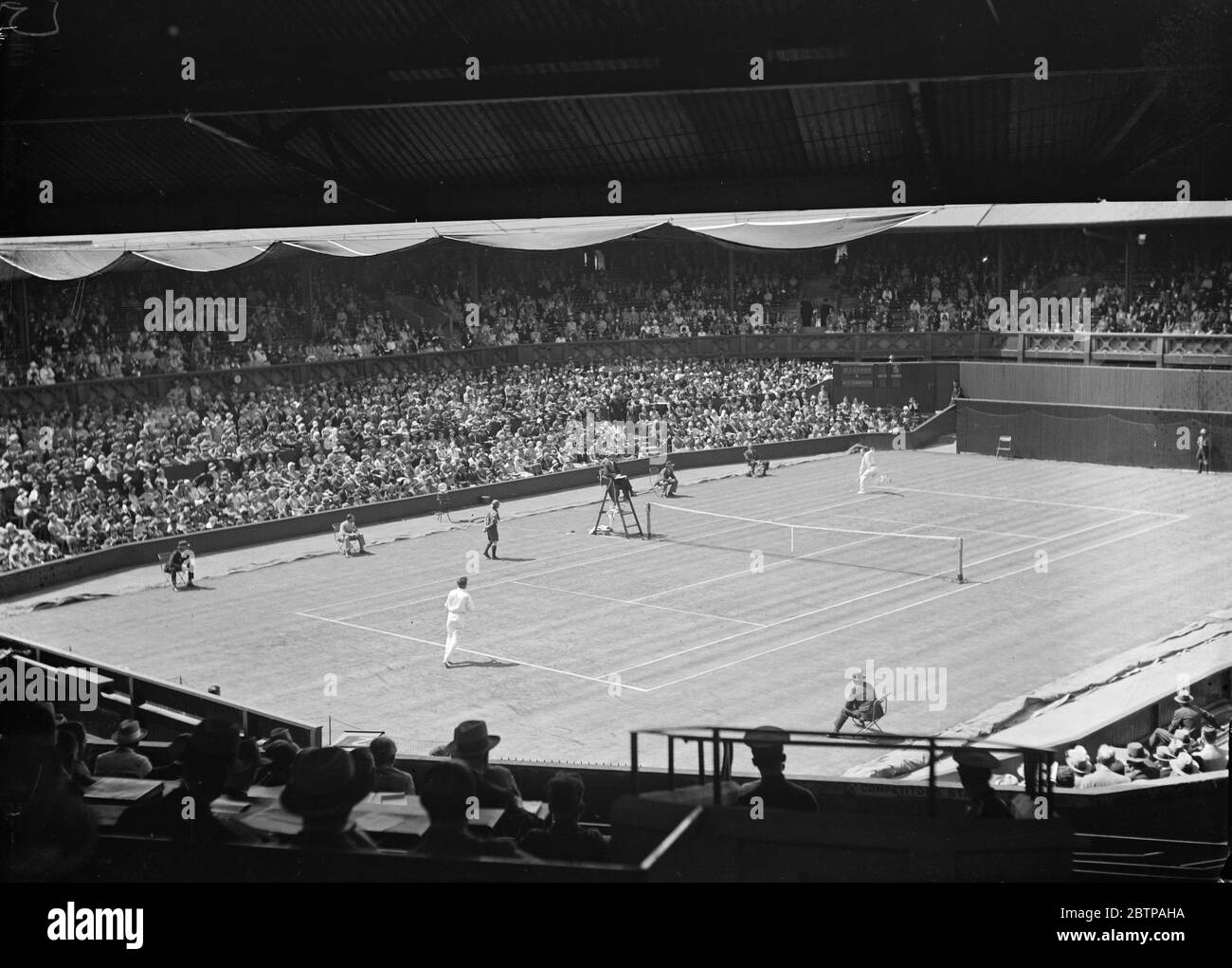 Campionati di tennis su prato Wimbledon . Una visione generale della partita tra W T Tilden (USA) e M V Sommerson (Gran Bretagna). 25 giugno 1928 Foto Stock
