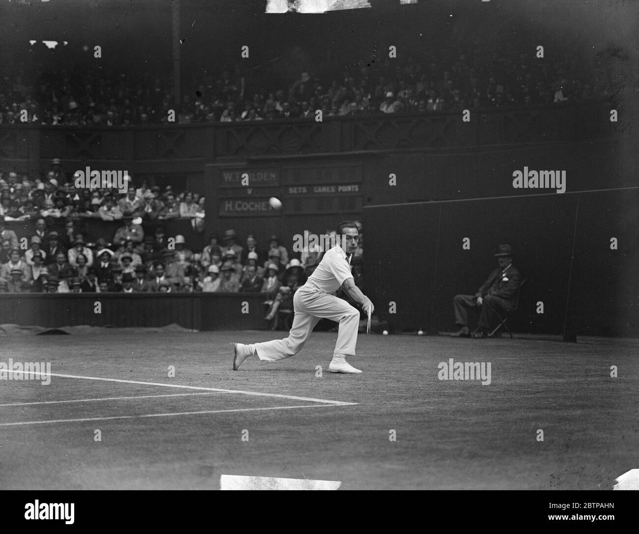 Cochet sconfigge Tilden . H Cochet in gioco contro W T Tilden . 3 luglio 1929 Foto Stock