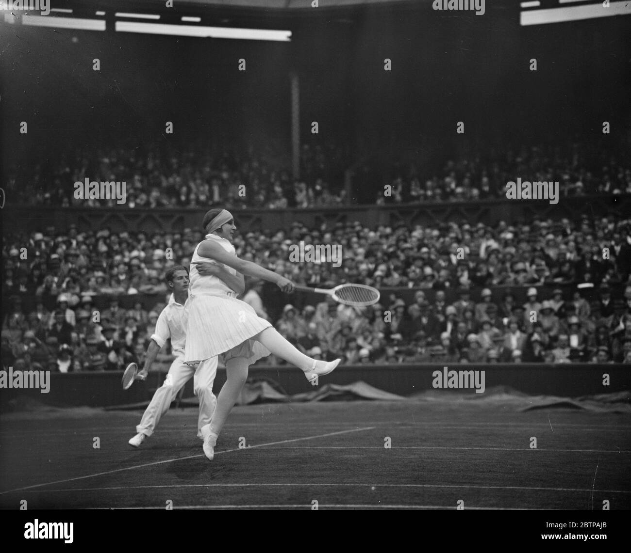 Tennis in prato a Wimbledon . Miss Betty Nuthall in gioco . 27 giugno 1929 Foto Stock