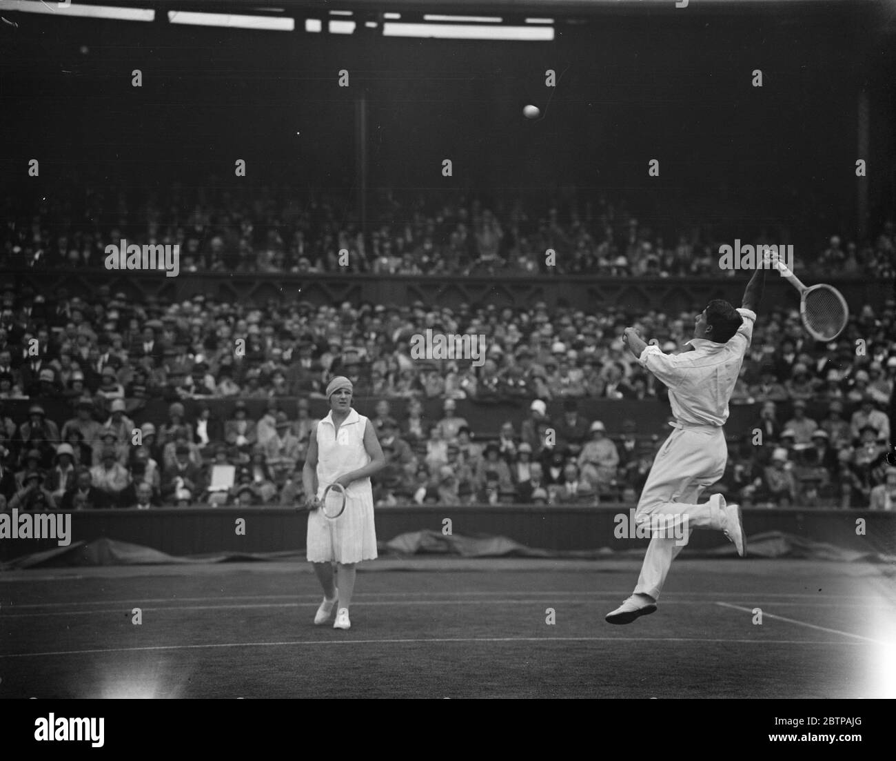 Tennis in prato a Wimbledon . H Austin e Betty Nuthall in gioco . 27 giugno 1929 Foto Stock