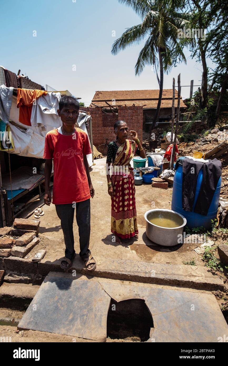 27 maggio 2020, Kolhapur, Maharashtra, India: Nishikant Kamble, un residente del villaggio di Chikhali vive nella casa con un tetto parziale danneggiato dallo scorso agosto. Il villaggio di Chikhali si trova sotto una zona soggetta a alluvioni e si trova a 12 chilometri da Kolhapur, sulla riva del fiume Panchganga. Ha subito inondazioni mortali nel 1980, 2007 e 2019. Gli abitanti del villaggio sono stati riabilitati nel campo 'Sontali' nel 1980, ma gli abitanti del villaggio non si sono spostati lì per paura di perdere i loro salari e posti di lavoro. L'anno scorso il villaggio è stato colpito al 100% da alluvioni. L'amministrazione locale ha fatto appello agli abitanti dei villaggi affinché migrino prima del monsone. Foto Stock