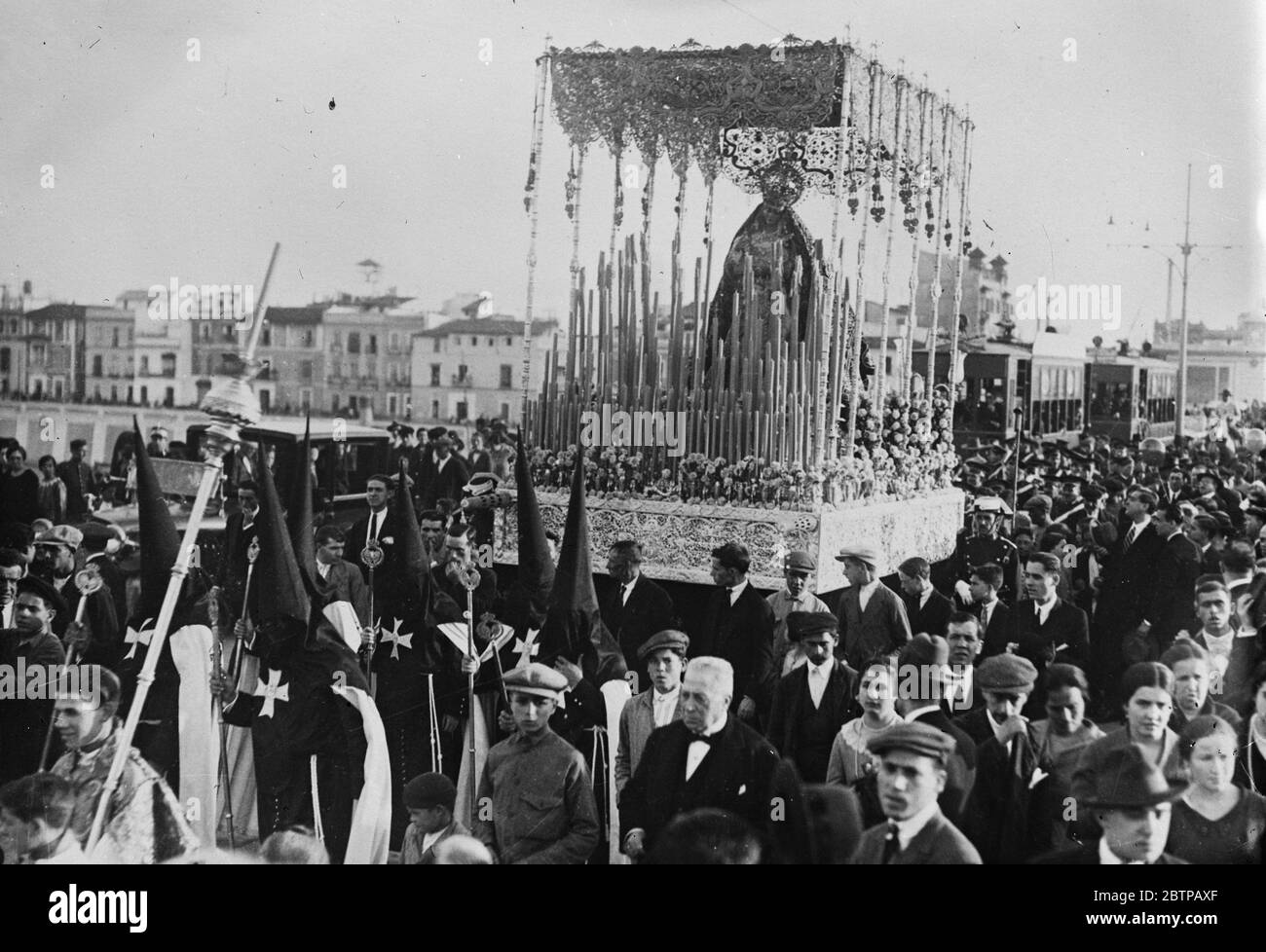 Settimana Santa a Siviglia . La Vergine della protezione passando sopra il famoso Ponte Triana verso la Cattedrale . 22 marzo 1929 Foto Stock