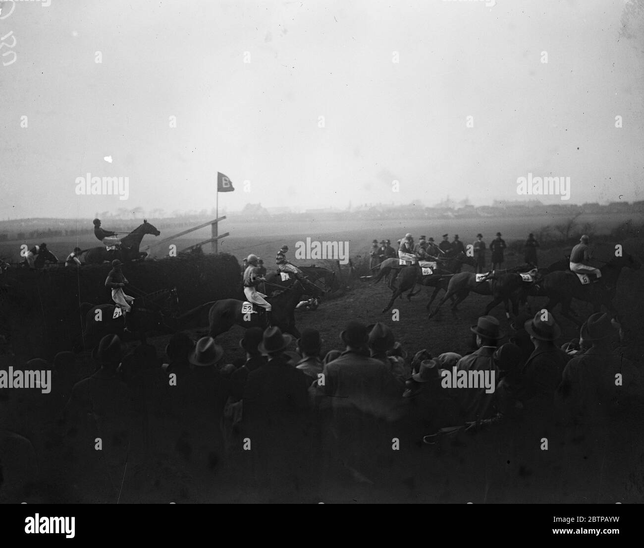Sensazionale Grand National . Alcuni del campo che prende Bechers Brook . 31 marzo 1928 Foto Stock