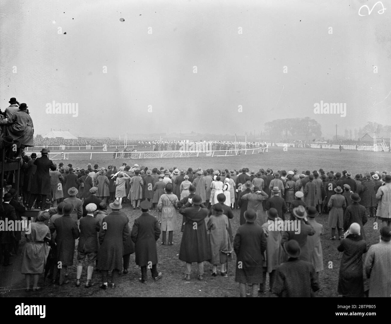 Sensazionale Grand National . Spettatori che guardano nella nebbia all'inizio . 30 marzo 1928 Foto Stock