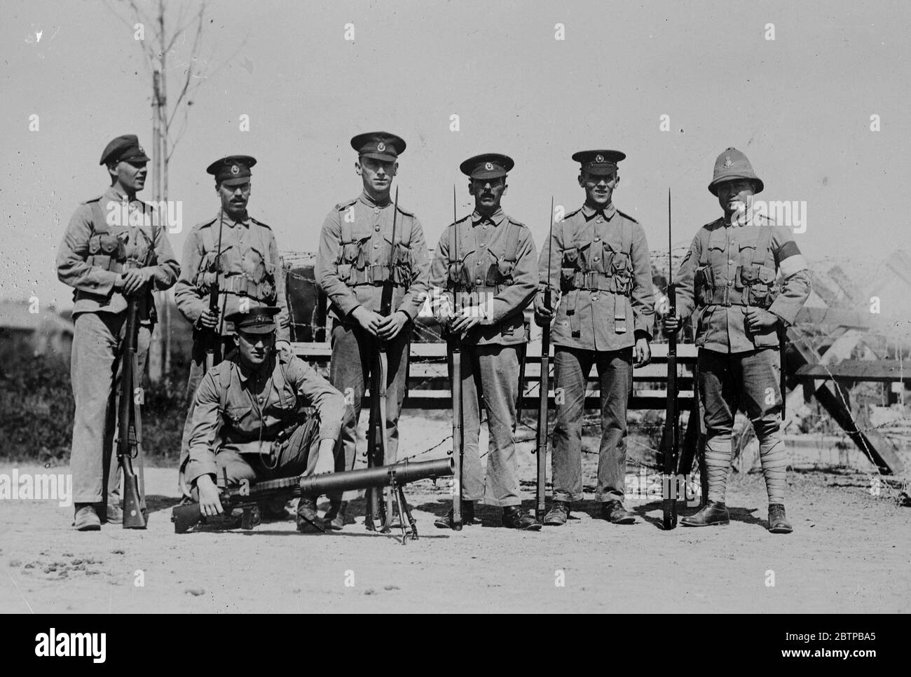 Marines Britannici a Shanghai . Un picket avamposto di Royal Marines Britannici. A sinistra c'è un pilota di spedizione motociclista cinese attaccato al corpo dei volontari di Shanghai . 17 febbraio 1927 Foto Stock