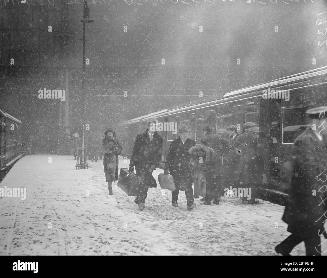 Arriva l'inverno . La scena invernale alla stazione di Waterloo come il treno della barca partì per Southampton il mercoledì . 10 febbraio 1932 Foto Stock