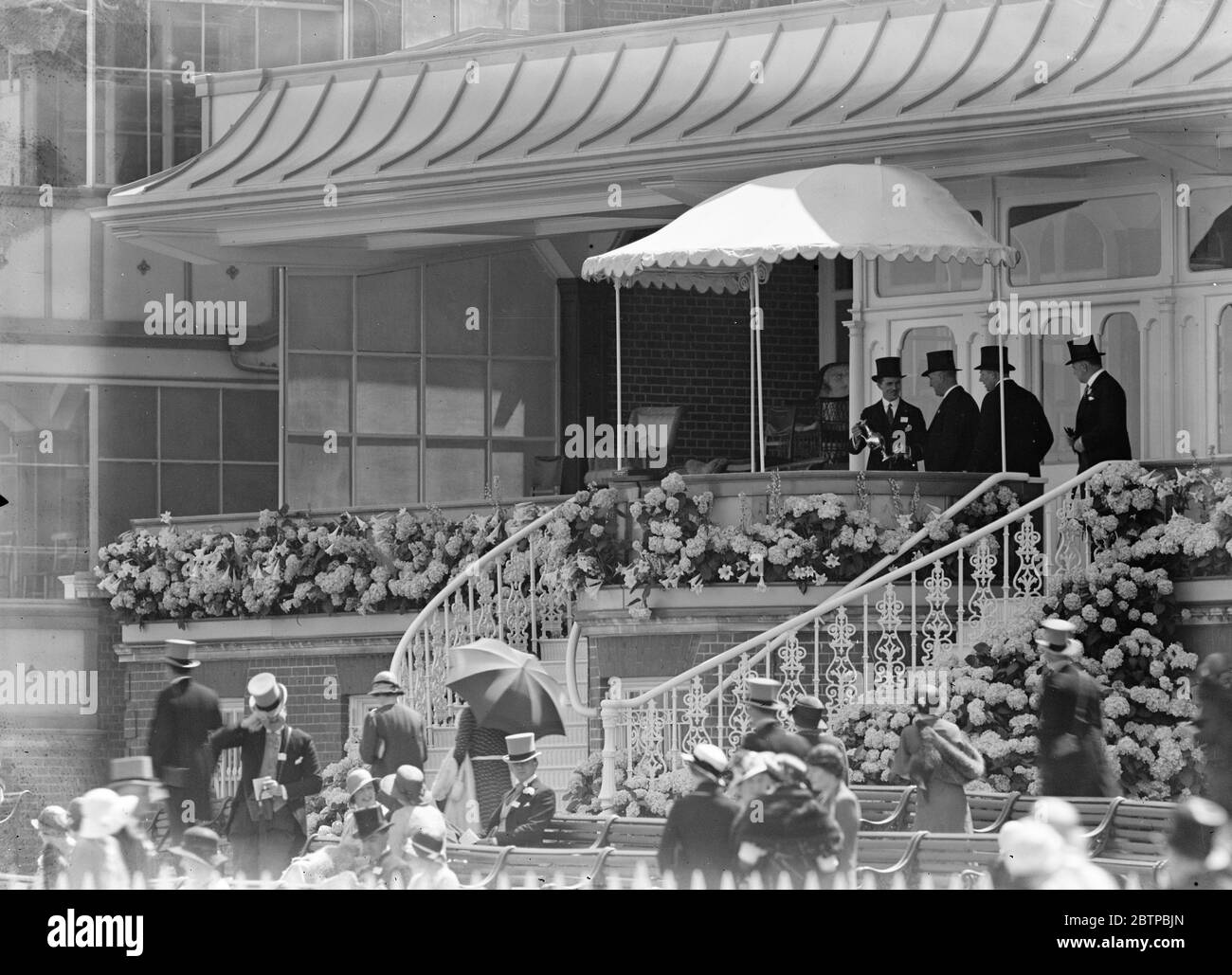 Ascot reale . Royal Hunt Cup è saltato . I commissari che esaminano la Coppa danneggiata dalla caduta causata da una raffica di vento . 15 giugno 1932 Foto Stock