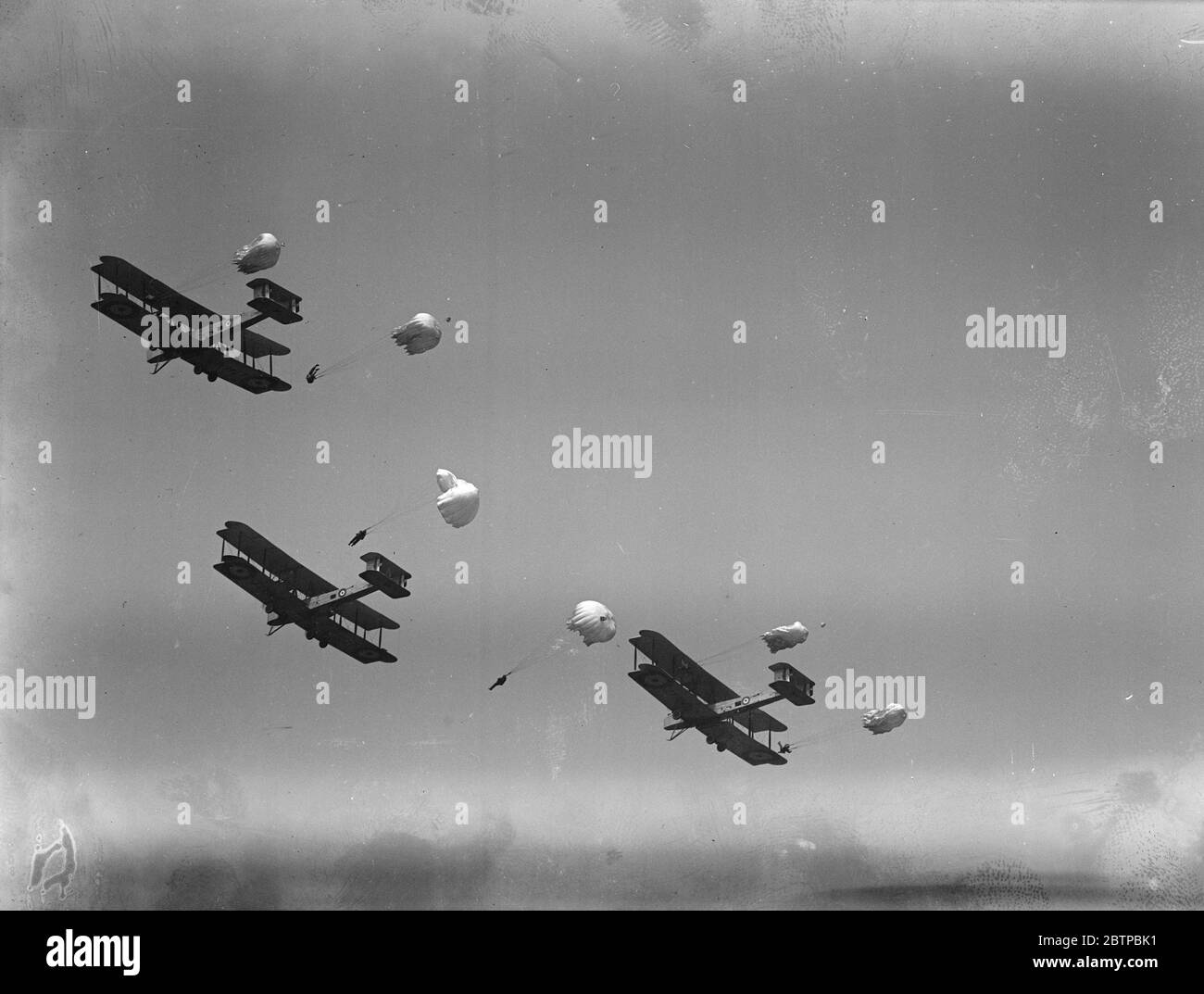 RAF Paginante a Hendon . Sei paracadutisti lasciano tre bombardieri Vimy della RAF Vickers . 13 luglio 1929 Foto Stock