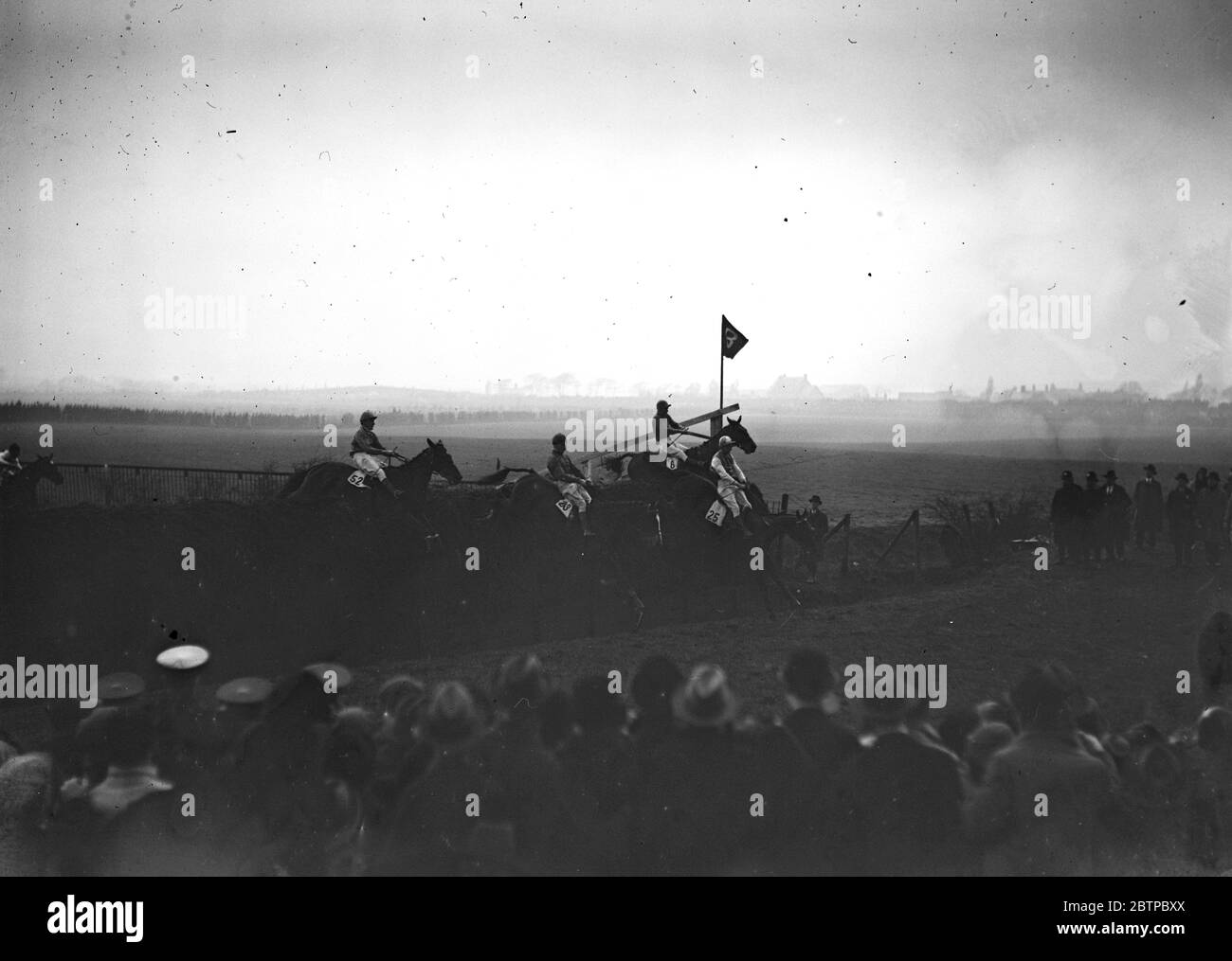 Sensazionale Grand National . Alcuni dei campi che prendono il famoso Bechers Brook . Il 52 (il vincitore) è visto al centro. 30 marzo 1928 Foto Stock