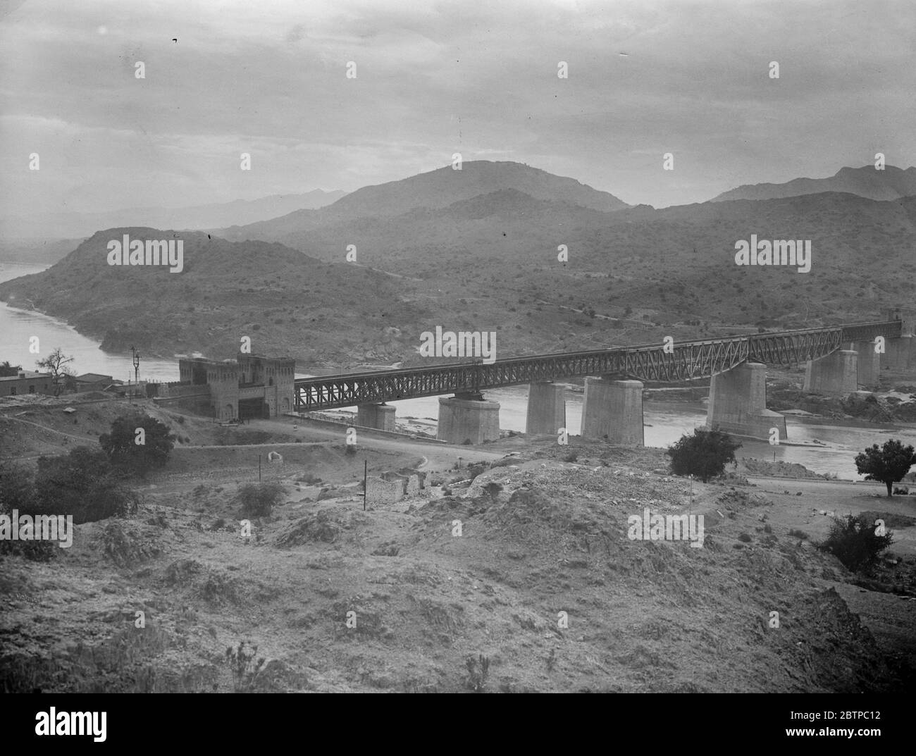 Punjab . Il nuovo ponte ferroviario attraverso l'Indo ad Attock , che sostituisce la famosa struttura che fu lavata via nelle inondazioni del 1929 . 20 luglio 1932 Foto Stock