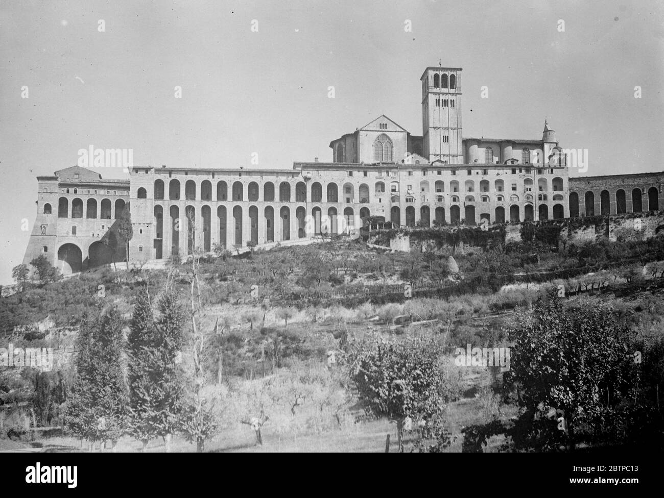 Scena di matrimonio reale . Una suggestiva veduta di Assisi , che mostra le Basiliche superiore e inferiore di San Francesco . 1 ottobre 1930 Foto Stock