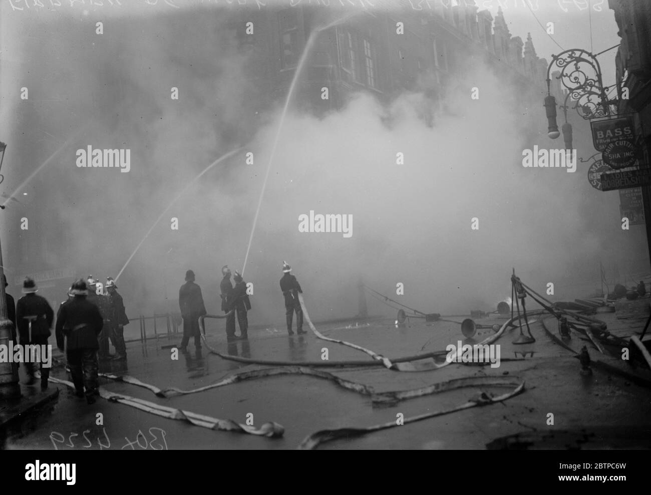 L'esplosione di gas di Bloomsbury . Vigili del fuoco al lavoro . 20 dicembre 1928 Foto Stock