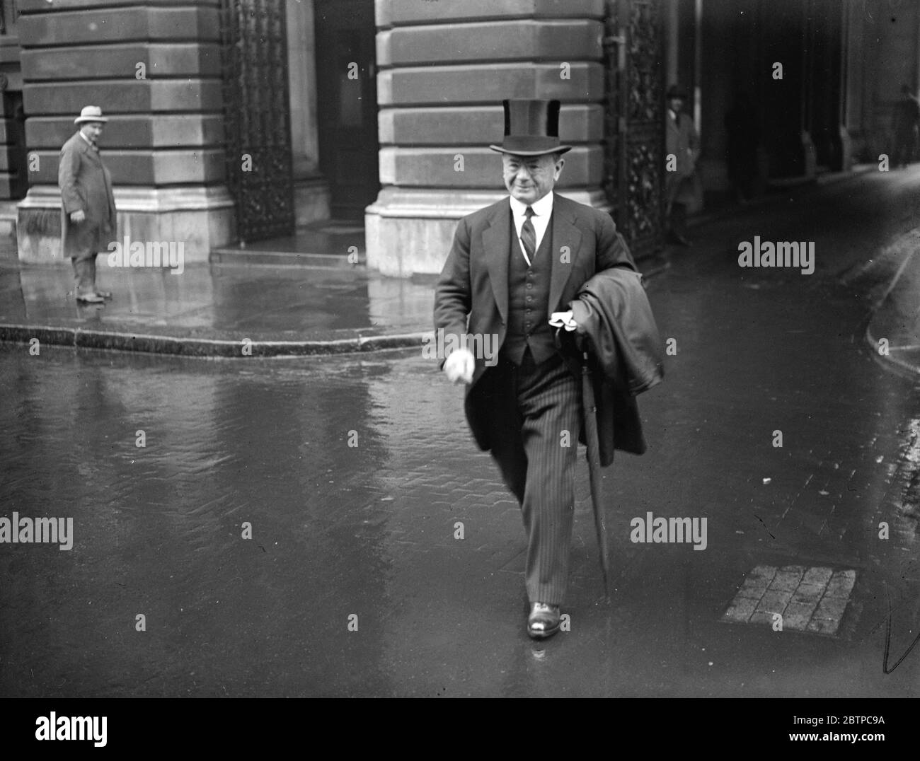 Segreti di gabinetto e di bilancio . L S Amery Leaving (Segretario di Stato per le colonie) 10 aprile 1929 Foto Stock