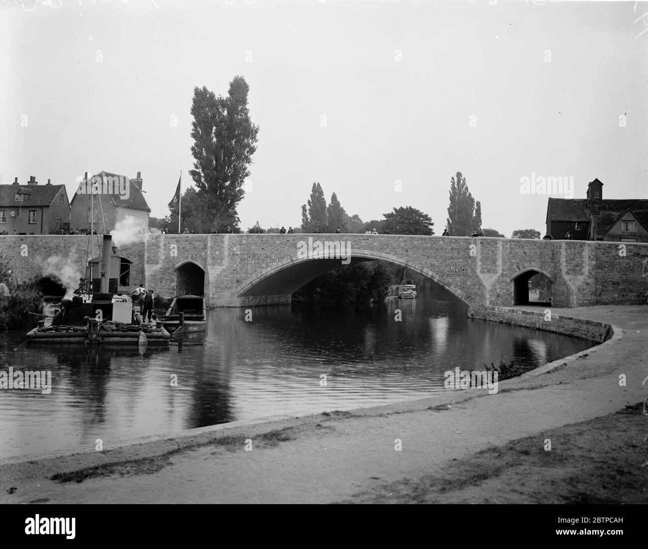Un nuovo ponte sul Tamigi . Il nuovo ponte sul Tamigi ad Abingdon, vicino Oxford , che ha impiegato tre anni per costruire , sarà aperto ufficialmente da Lady Mount lunedì . Il ponte originario fu costruito dalla gilda della Fraternità della Santa Croce nel 1411 e fu chiuso al traffico nell' aprile 1926 in quanto non sicuro . 13 settembre 1929 . Foto Stock
