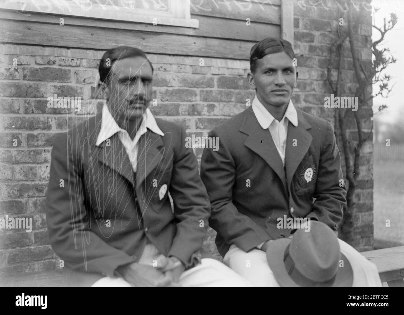 Cricketers indiani . Jahangir Khan sulla destra. 1932 Foto Stock