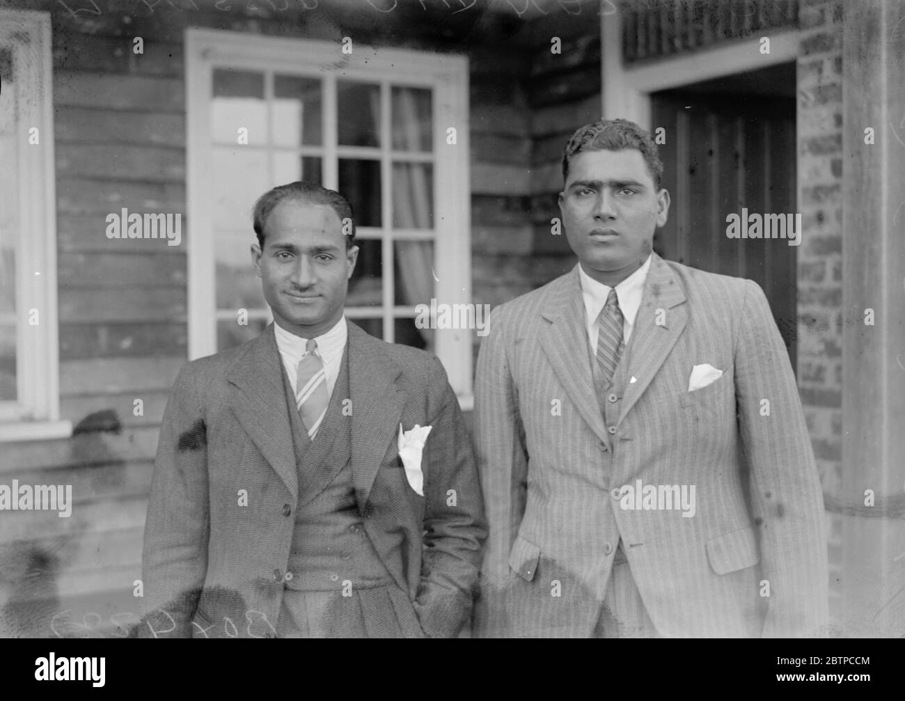 Cricketers indiani . M Nissar e Nazir Ali (a sinistra). 1932 Foto Stock