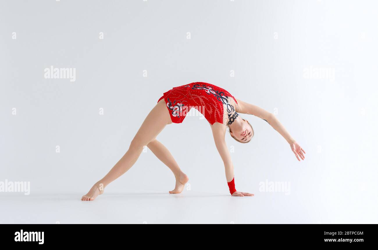 Ginnastica ritmica. Ragazza flessibile facendo esercizio backbend, isolato su bianco Foto Stock