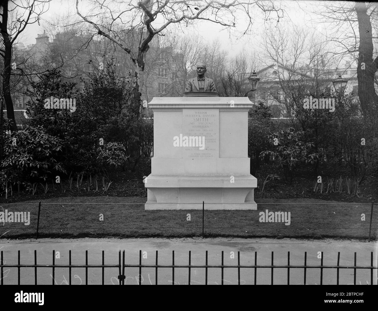 Memoriale di Hambledon . William Frederick Danvers Smith , secondo visconte Hambleden , capo della ditta WH Smith e Son . Membro del Parlamento per la divisione Strand e presidente del Queens College Hospital. Foto Stock