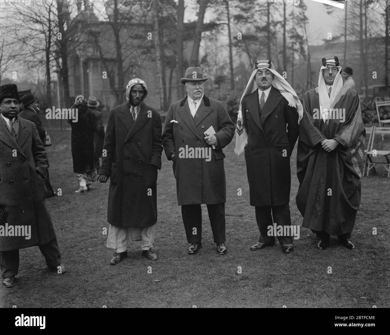 Celebrazioni Mohammedan a Woking . Da sinistra a destra - la carica d'affari di Hedjaz , il principe Siria , il Signore Headley e un delegato somalo alla cerimonia che celebra Ramadan . 9 febbraio 1932 Foto Stock