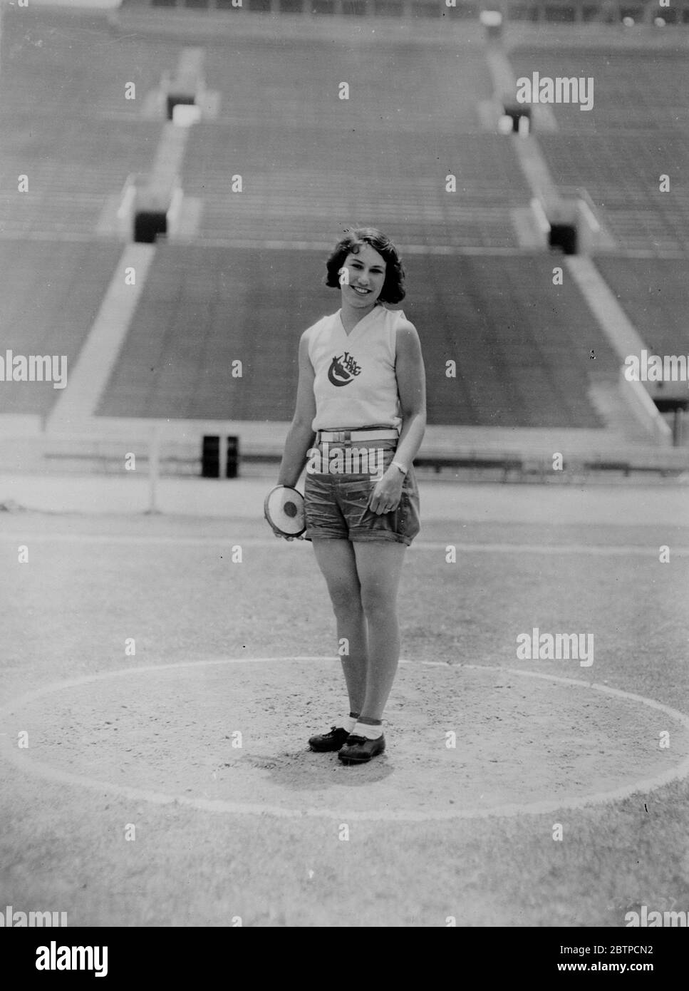 Un campione discous lanciatore . Miss Maybelle Reichart , la campionessa della California meridionale discus lanciatore sul tracciato allo stadio di Los Angeles . 29 settembre 1931 Foto Stock