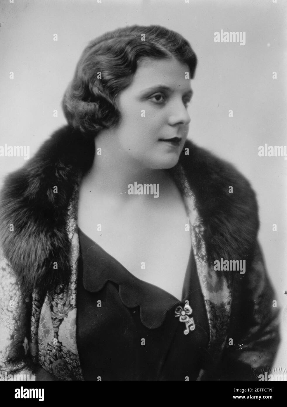 Nota musicale . Signorina Gilda Delia Rizza , la celebre cantante della Scala Milano , indossa la novella spilla donata la scorsa settimana dalla Regina d'Italia . Ottobre 1931 Foto Stock