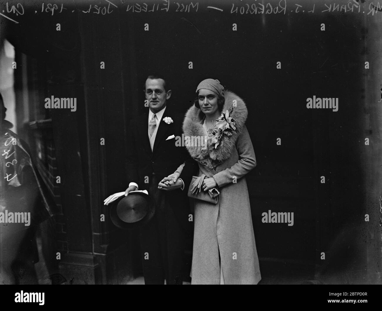 La sig.na Eileen Joel si sposò . La sig.na Eileen Joel , era sposata con il sig. Frank L J Rogerson presso l' Ufficio del registro di Prince' s Row. Lo sposo e lo sposo partono dopo la cerimonia . 18 novembre 1911 Foto Stock