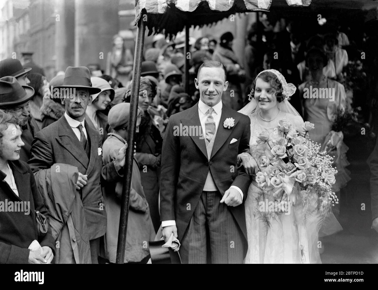 Erbacce di cricketer ben note. Il matrimonio tra il signor R W V Robins e la signora Kathleen Knight a All Souls Church , Langham Place . Lo sposo e lo sposo . 23 aprile 1931 Foto Stock