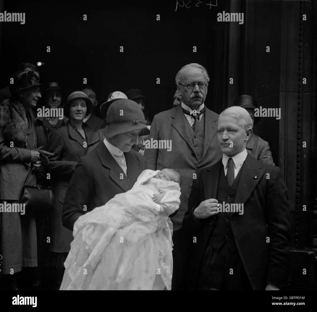 Visconte di San Ciri battezzato . L'Earl Iddesleigh con il bambino . Alle spalle si vede il signor Lowndes , il nonno . 2 agosto 1932 Foto Stock