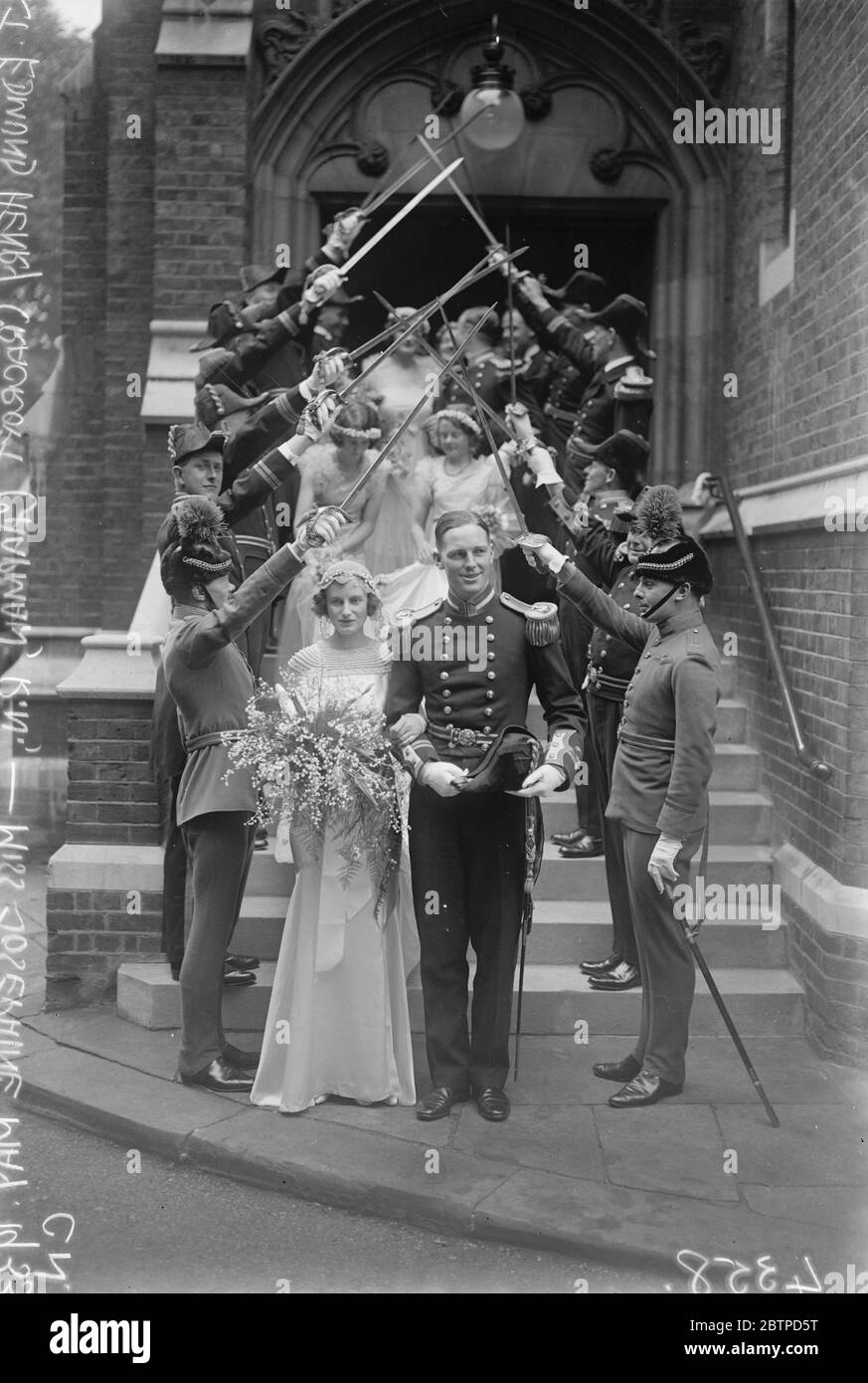 Matrimonio di ufficiale Navale . Il matrimonio di Lieut Edmund Henry Cracroft Chapman , RN , e Miss Josephine May , a Santa Trinità , Brompton . 24 giugno 1933 Foto Stock