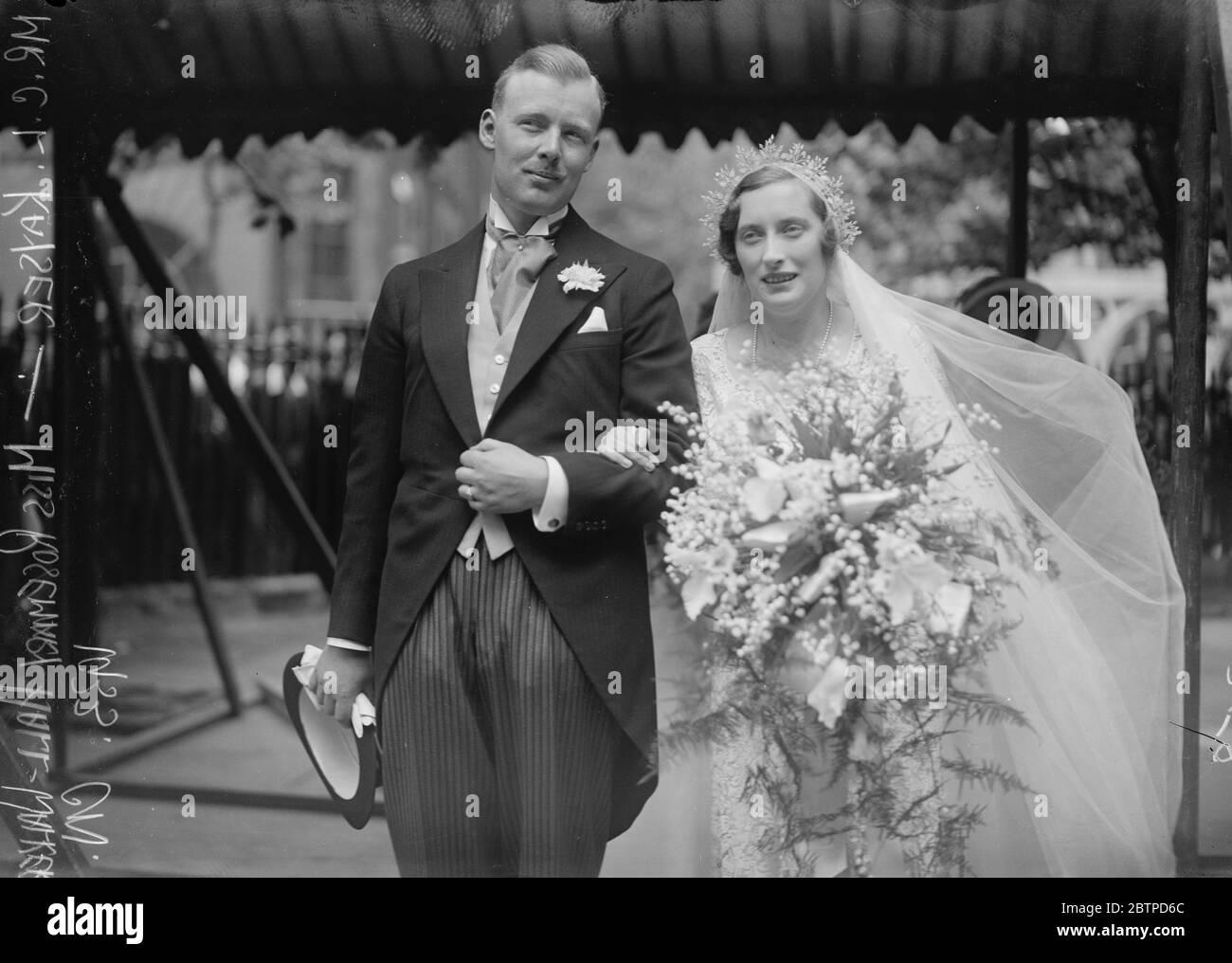 Nozze di arance e limoni . Il matrimonio della sig.ra Rosemary Hall Walker e del sig. C L Kayser, a St Clement Danes . 9 giugno 1933 Foto Stock