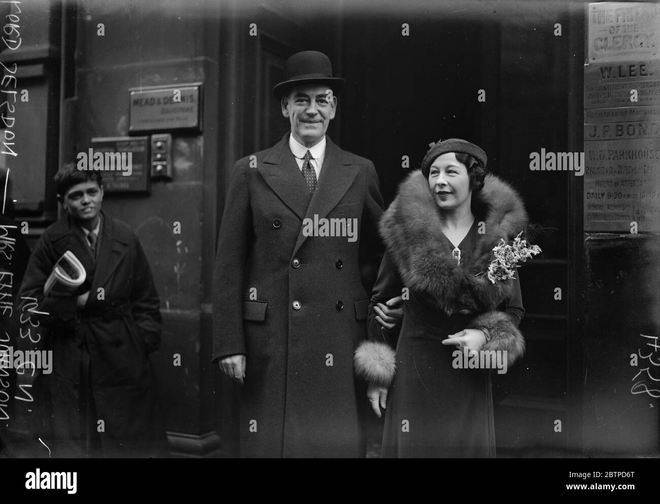 Il Signore Selsdon sposa . Lord Selsdon , che era Postmaster General dal 1924 al 1929 , e la signora Effie Johnson dopo il loro matrimonio in un London Register Office . 18 gennaio 1933 Foto Stock