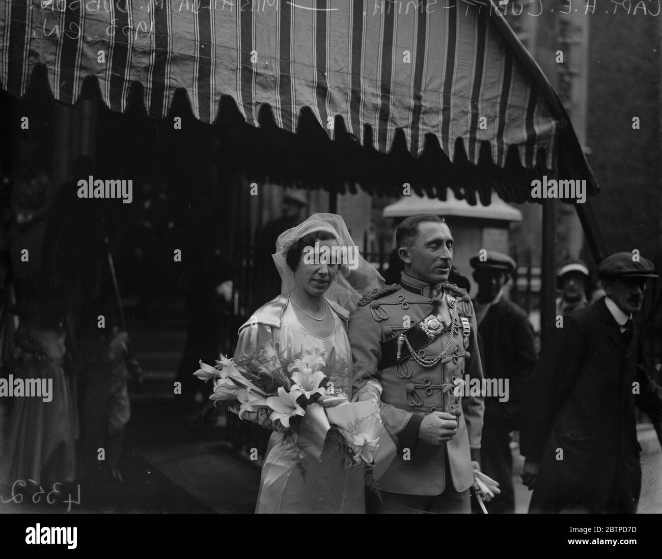 Matrimonio sociale . Il matrimonio del Capitano H e, di Cubitt Smith e della sig.ra Hilda Mary Dobson al posto spagnolo di St James. Sposa e sposo . 26 ottobre 1933 Foto Stock