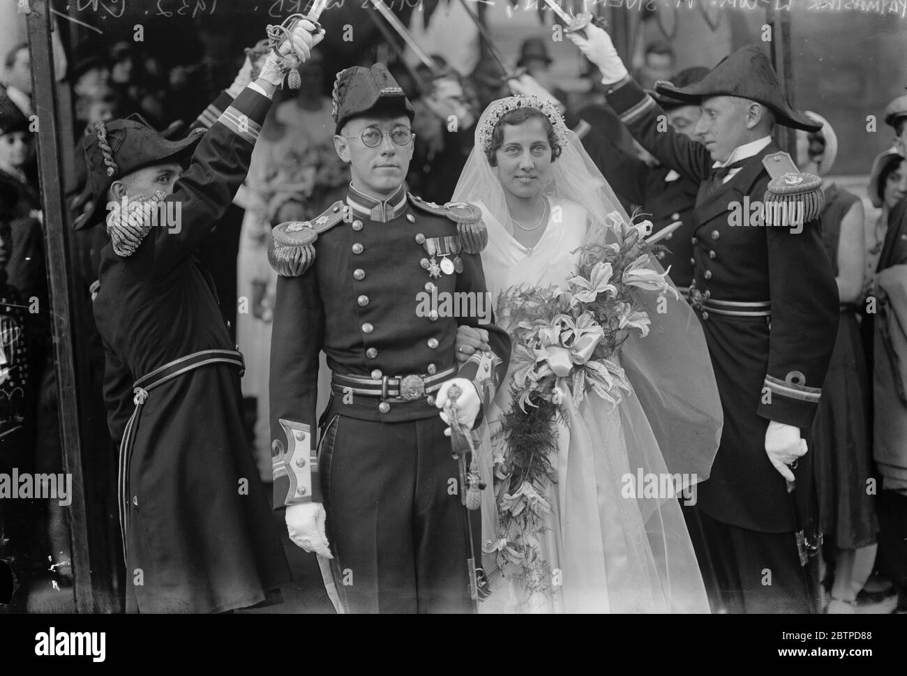 Ufficiale Navale sposi . Paymaster Lieut COM M Siveny RN è stato sposato a Brompton Oratory con Miss Ward . Sposa e sposo partono con una guardia d'onore del Naval Officer . 7 settembre 1932 Foto Stock
