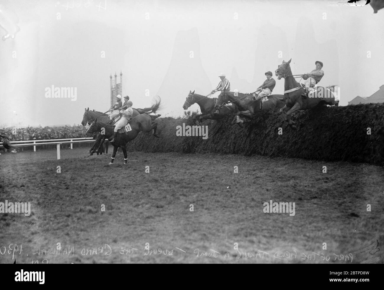 Grand National . Immagine d'azione che mostra sei dei concorrenti che liberano un salto in stile . 28 marzo 1930 Foto Stock