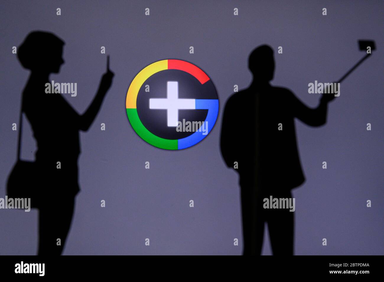 NEW YORK, STATI UNITI, 25. MAGGIO 2020: Google società per gli interessi di Internet uomo e donna scattare una foto su mobile uomo utilizzare selfie stick. Logo aziendale sullo schermo Foto Stock