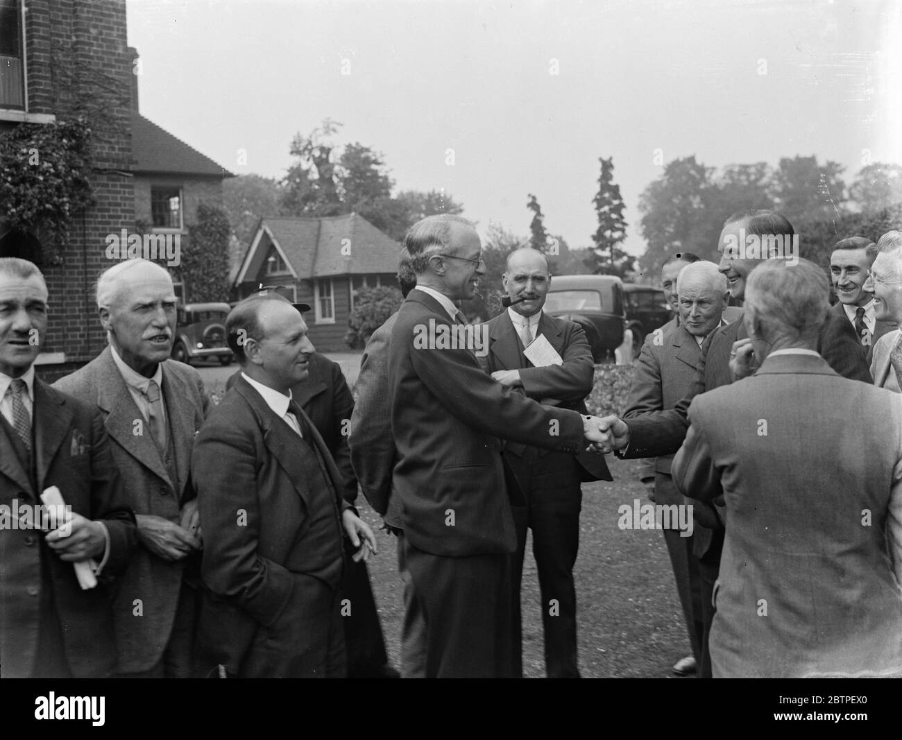 Il Consigliere Mills stringe le mani . 1935 Foto Stock