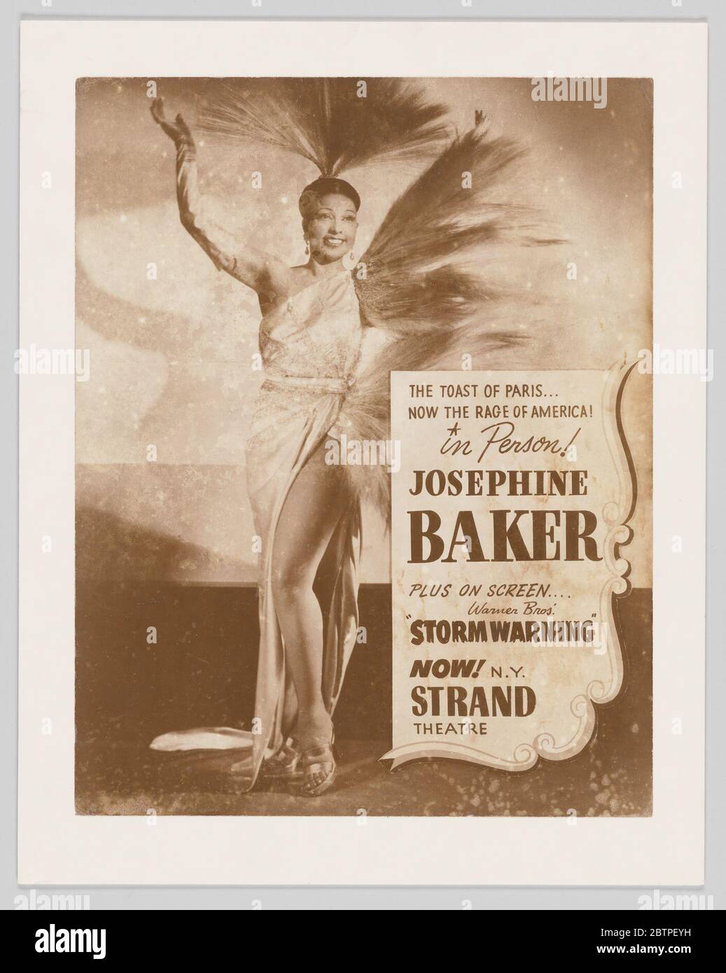Poster di Josephine Baker che pubblicizzava la sua performance allo Strand Theatre. Poster di Josephine Baker che pubblicizzava la sua performance allo Strand Theatre. Il poster presenta un'immagine di Baker vestito con un lungo abito con piume che esce dal lato sinistro corretto. Piume aggiuntive siedono in cima alla testa in una struttura ventata. Foto Stock