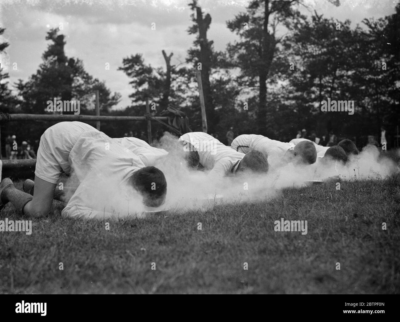 Merton Court sport scolastici . L'ostacolo che regola spruzzi di farina sul viso . 1938 Foto Stock