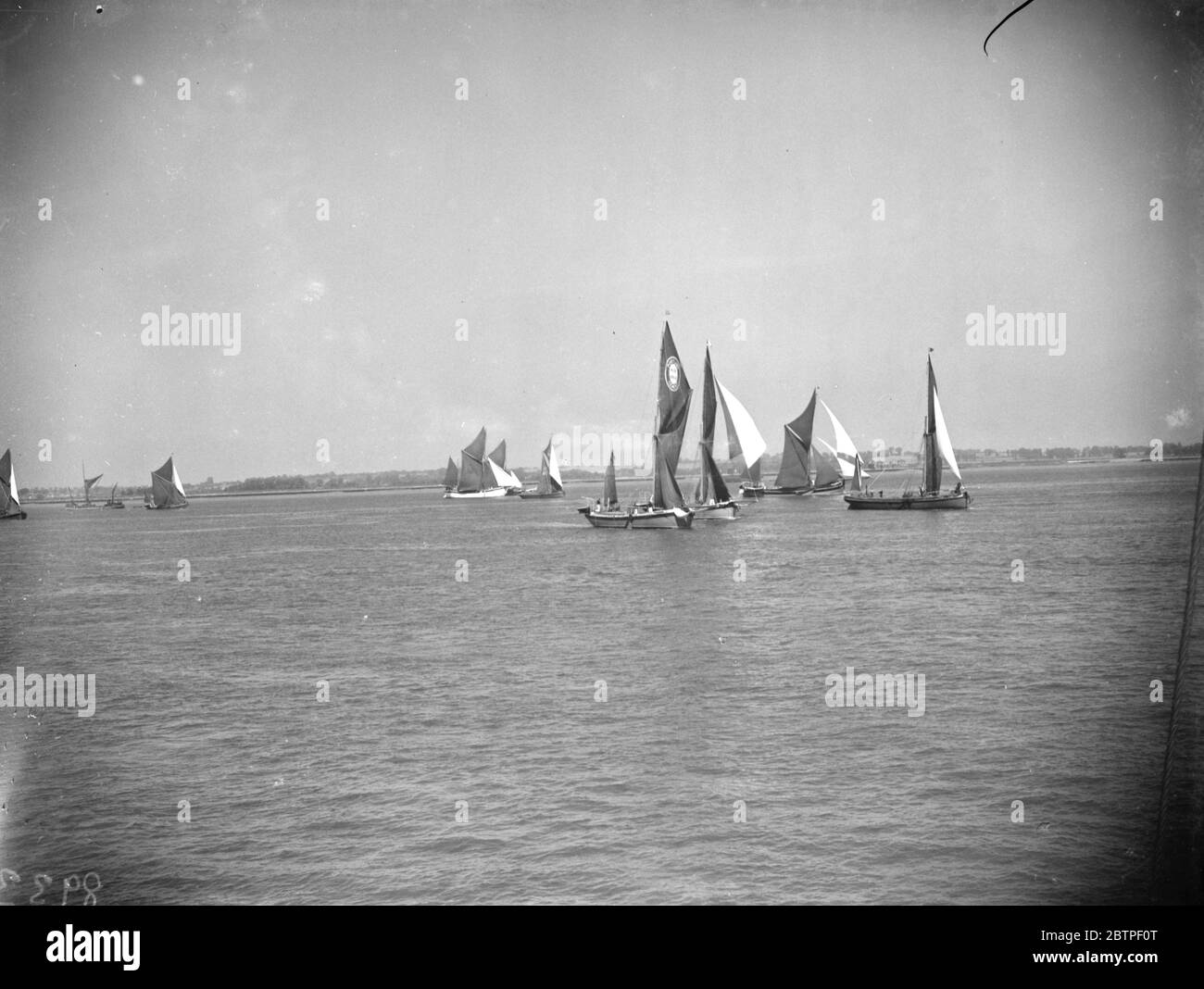 Tamigi chiatte da corsa . La gara di partenza . 1938 Foto Stock