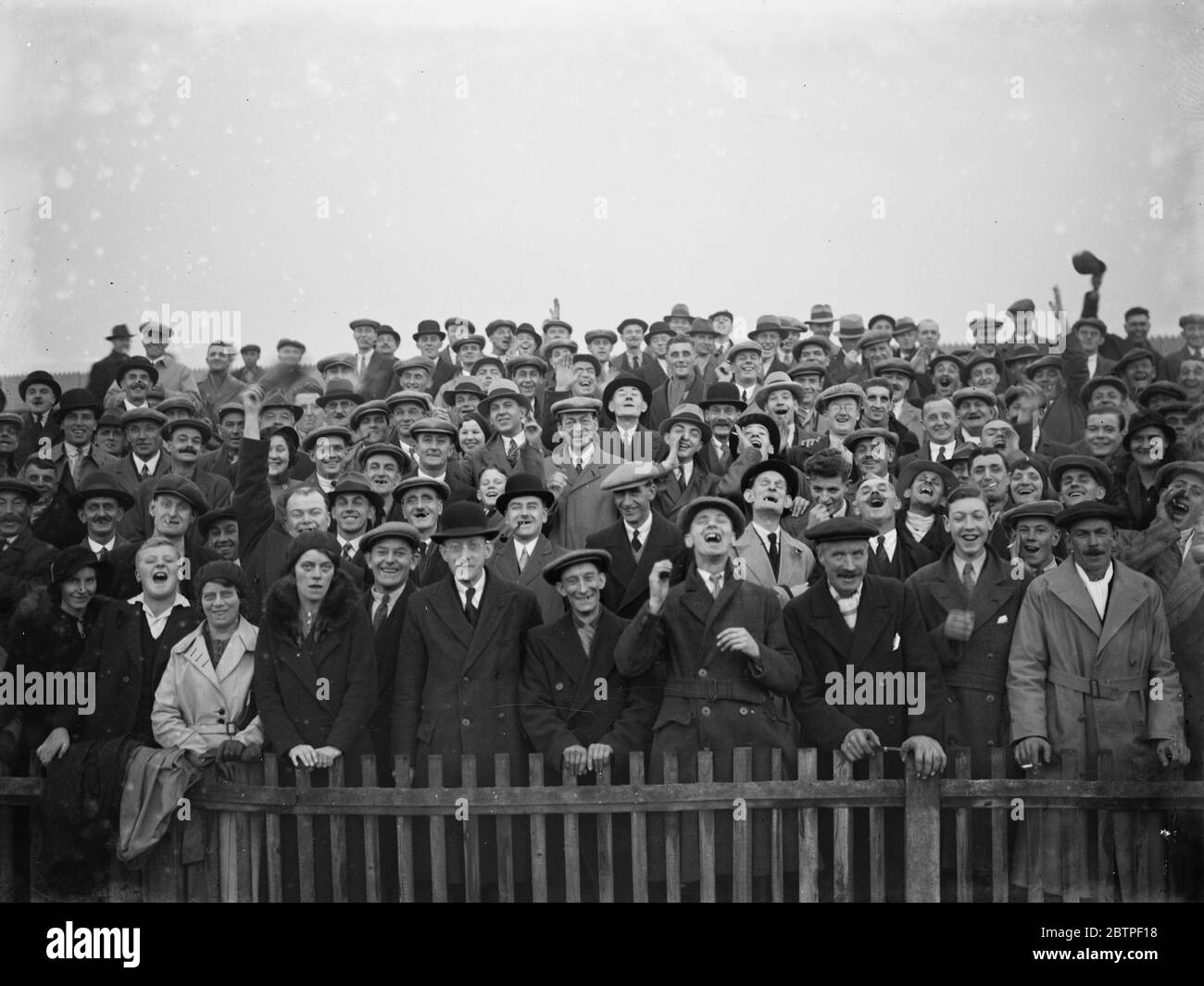 Spettatori di calcio . 1935 Foto Stock