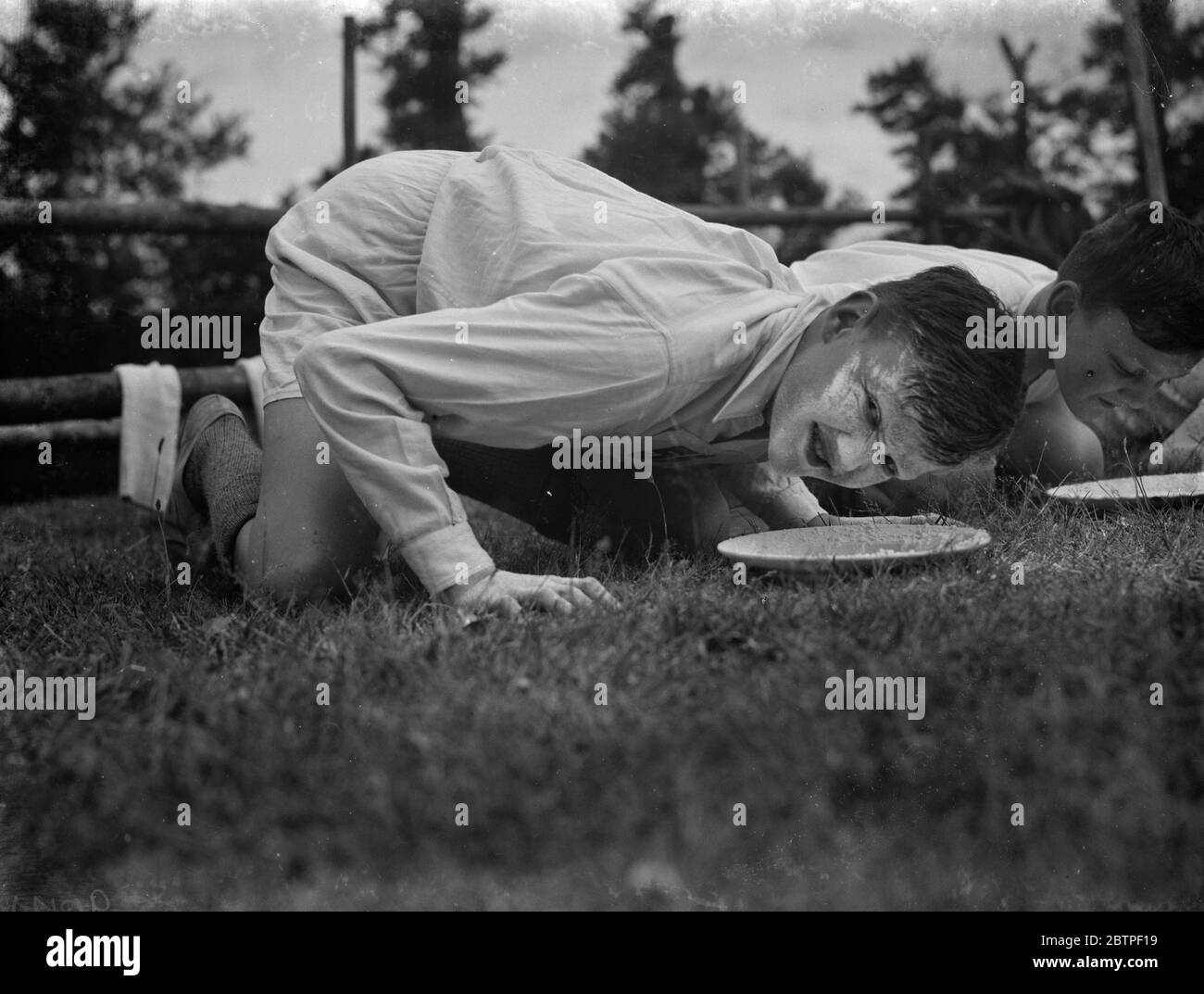 Merton Court sport scolastici . L'ostacolo che regola spruzzi di farina sul viso . 1938 Foto Stock