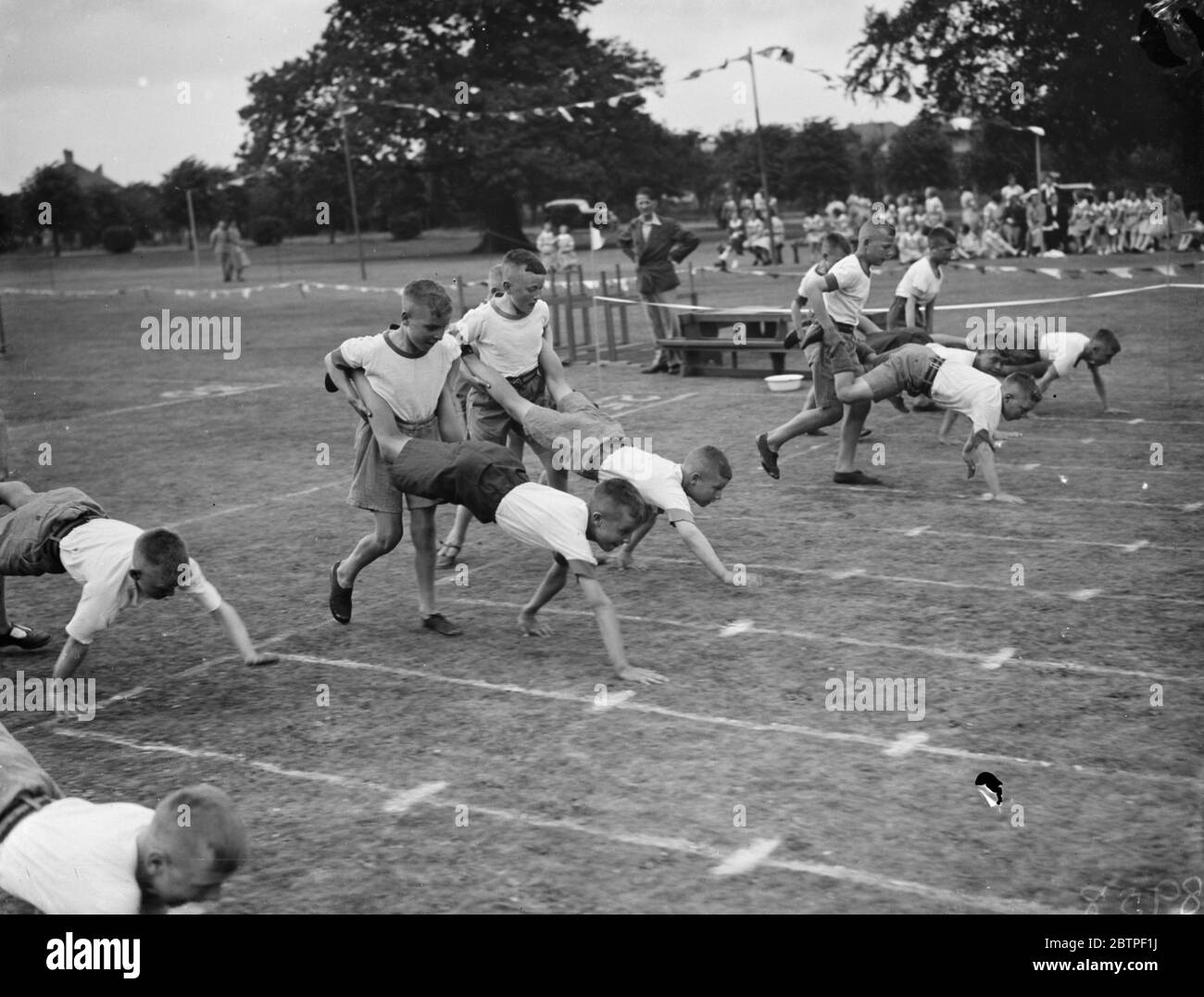 Lamorbey sport scolastici residenziali . La corsa della carriola . 1938 Foto Stock