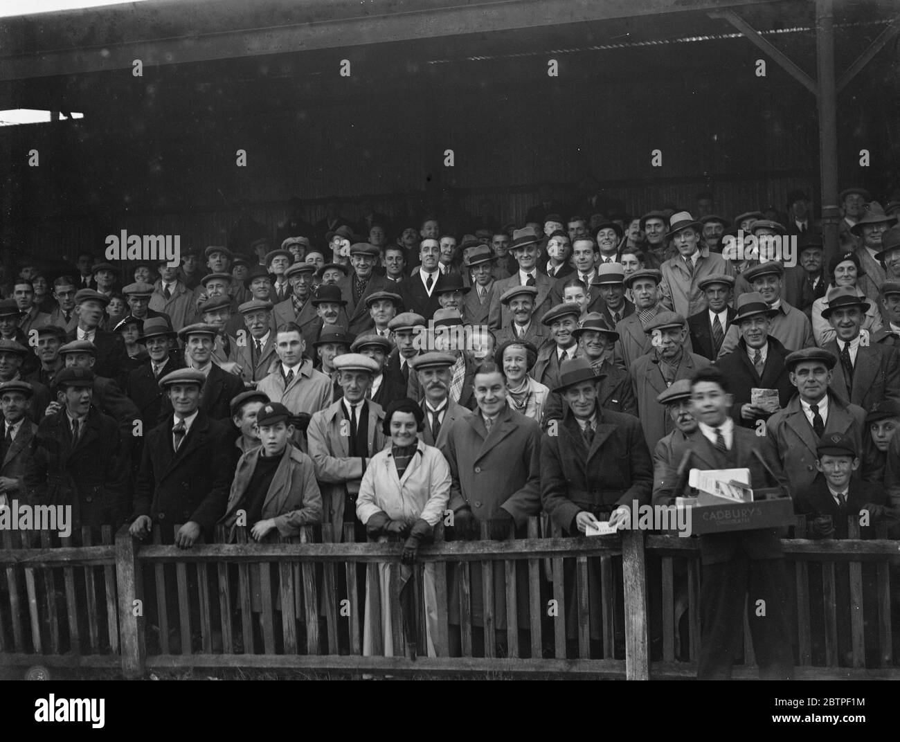 Spettatori di calcio . 1935 Foto Stock